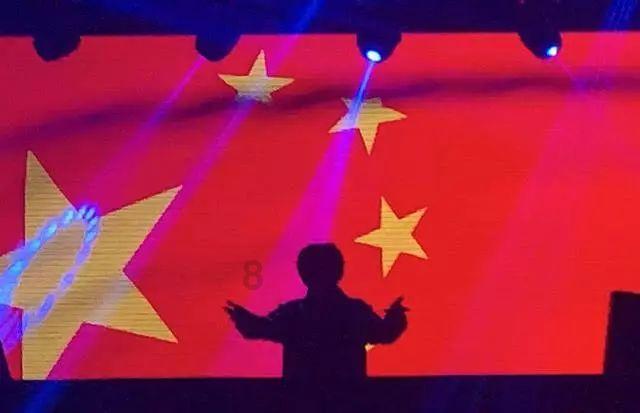 救援秀气的男孩
